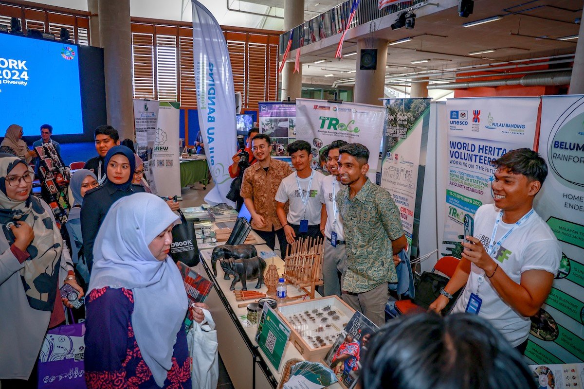 h.e-.minister-of-education-malaysia-visiting-the-information-booths-1.jpg